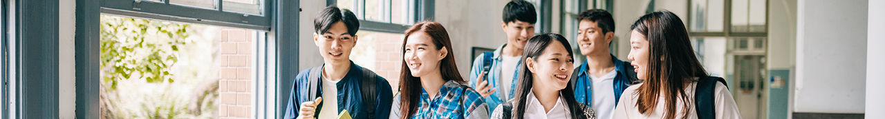 Schüler, die durch den Schulflur gehen