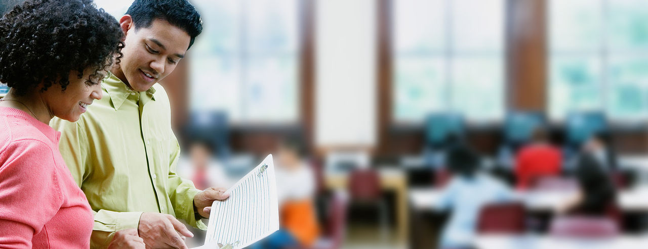 Mann und Frau schauen auf ein Papier