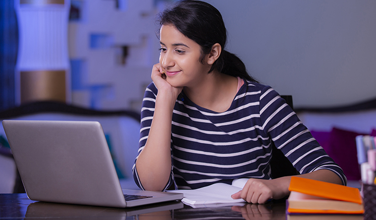 Teenager schaut auf Laptop